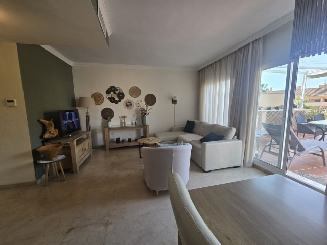 Apartamento con 2 Dormitorios  en Elviria