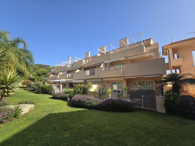 Apartamento con 2 Dormitorios  en Elviria