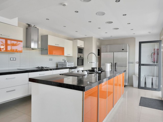 16 Bedrooms Villa in El Chaparral