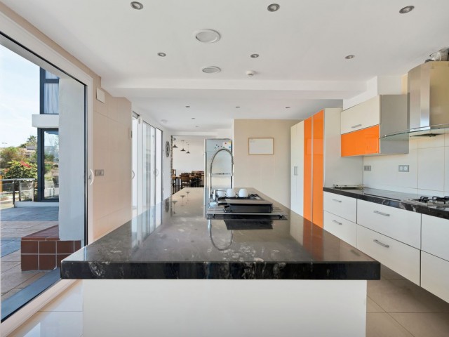 16 Bedrooms Villa in El Chaparral