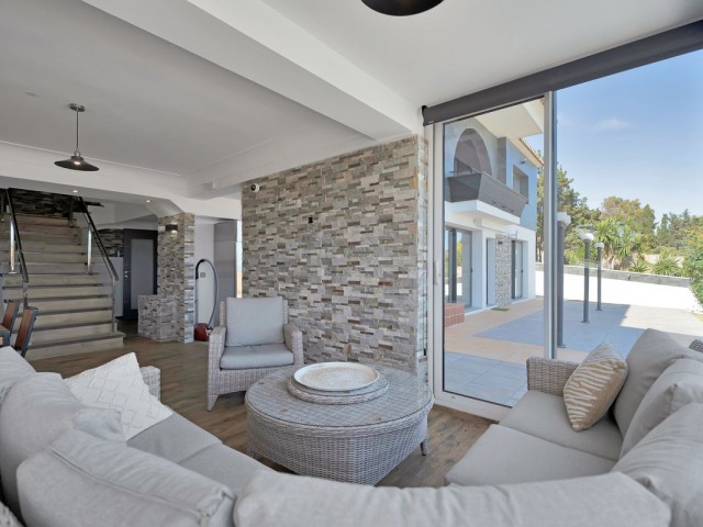 16 Bedrooms Villa in El Chaparral