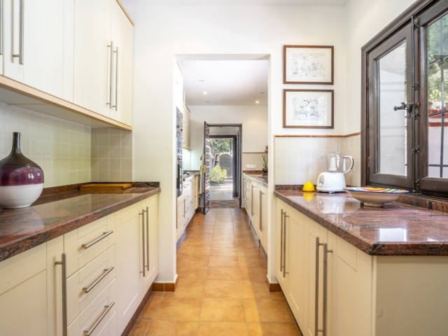 3 Bedrooms Villa in Benahavís