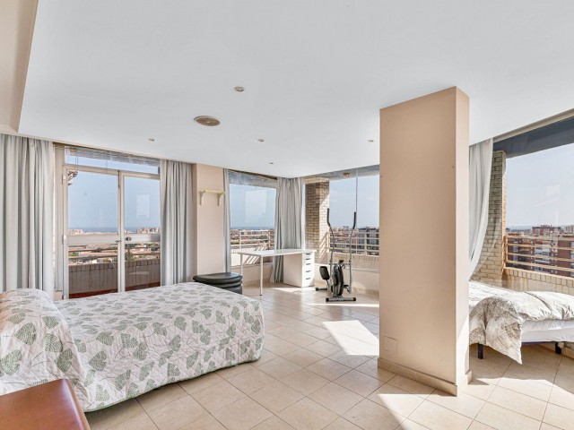 Ático con 4 Dormitorios  en Málaga Centro