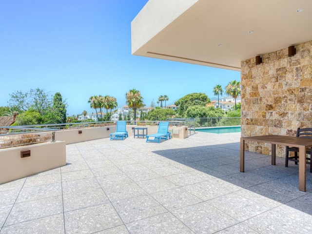 Villa con 4 Dormitorios  en Elviria