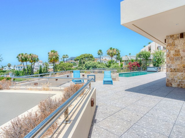 Villa con 4 Dormitorios  en Elviria