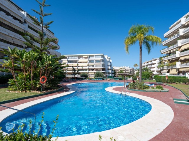 Apartamento con 3 Dormitorios  en Marbella