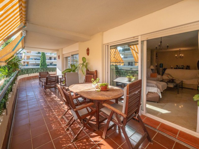 Apartamento con 3 Dormitorios  en Marbella