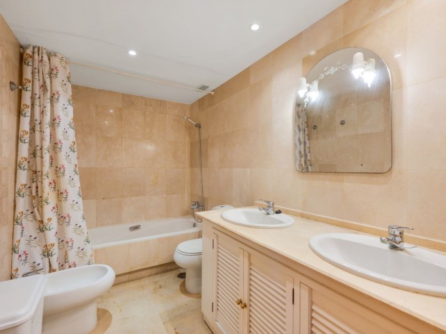 Apartamento con 3 Dormitorios  en Marbella