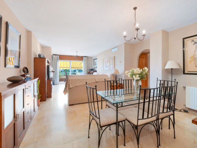 Apartamento con 3 Dormitorios  en Marbella
