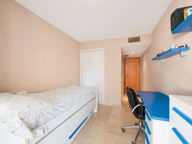 Apartamento con 3 Dormitorios  en Marbella