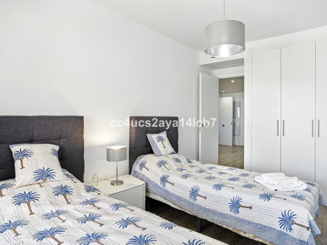 Apartamento con 2 Dormitorios  en Estepona