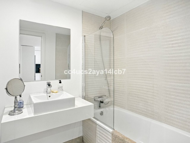 Apartamento con 2 Dormitorios  en Estepona