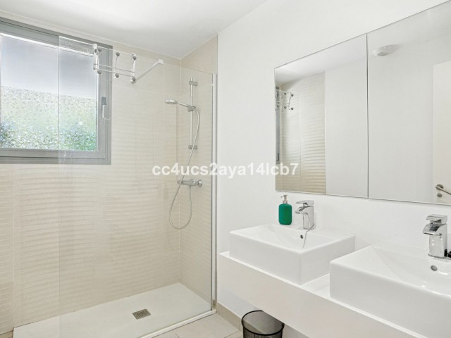 Apartamento con 2 Dormitorios  en Estepona