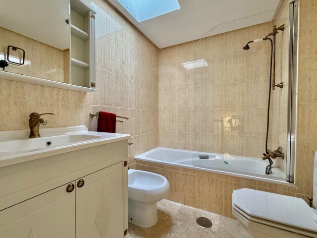 Apartamento con 3 Dormitorios  en Marbella