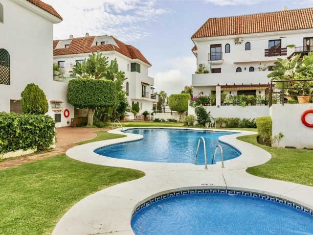 Apartamento con 3 Dormitorios  en Marbella