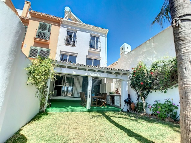 Villa con 4 Dormitorios  en Arroyo de la Miel