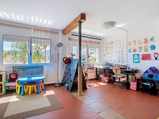 Villa con 4 Dormitorios  en Arroyo de la Miel