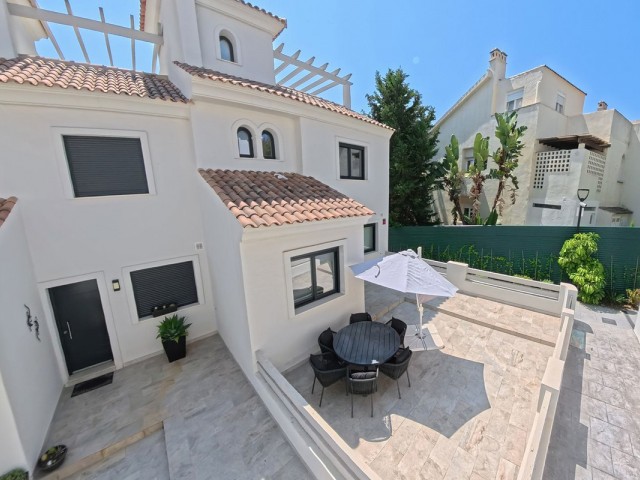 Maison mitoyenne avec 3 Chambres  à Estepona