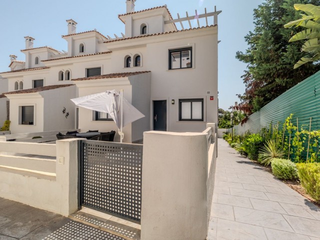 Maison mitoyenne avec 3 Chambres  à Estepona