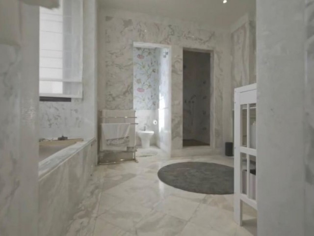 8 Schlafzimmer Villa in Guadalmina Baja