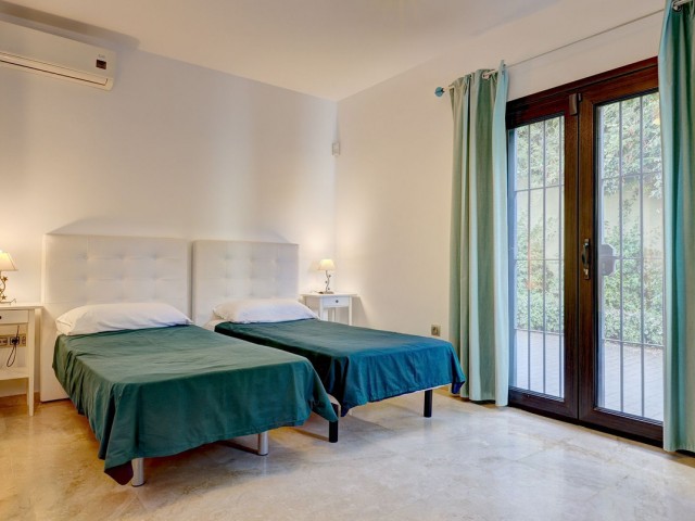 Villa con 5 Dormitorios  en El Rosario