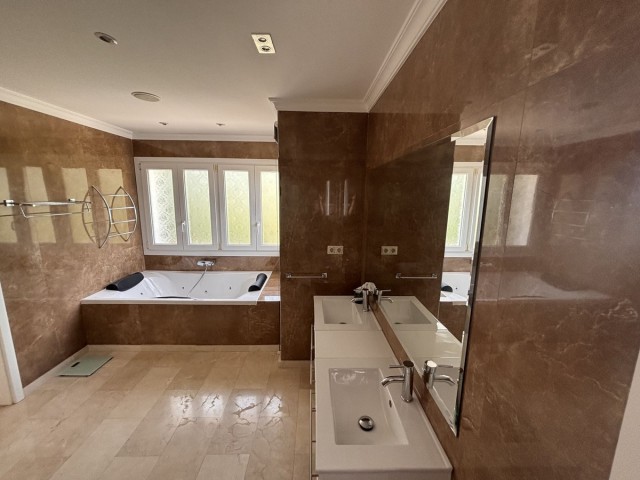 Villa avec 5 Chambres  à Selwo