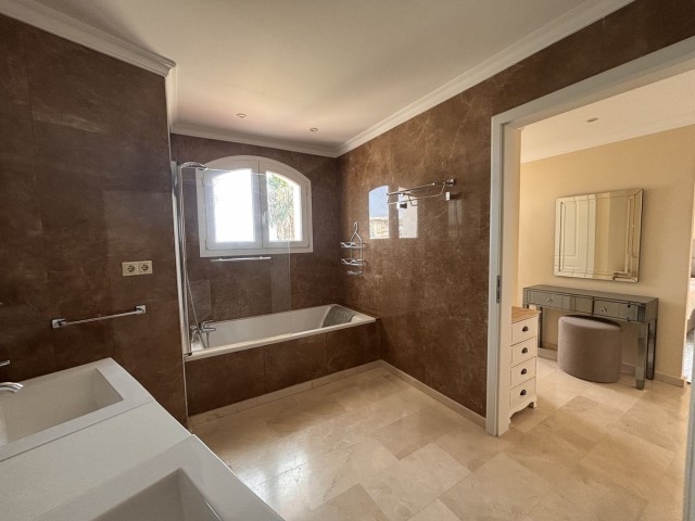 Villa avec 5 Chambres  à Selwo