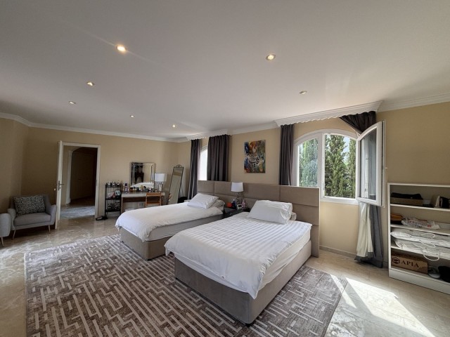 5 Bedrooms Villa in Selwo