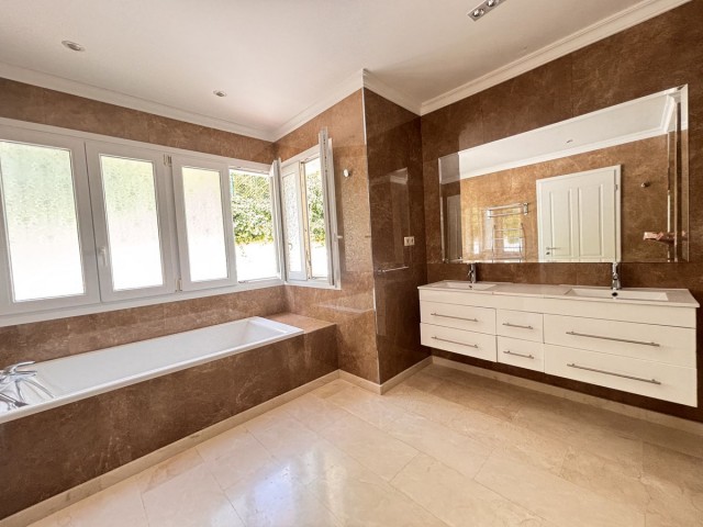 5 Bedrooms Villa in Selwo