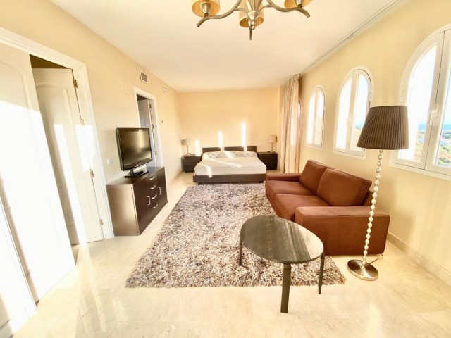 3 Bedrooms Apartment in Elviria