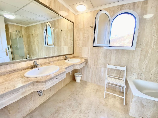 3 Bedrooms Apartment in Elviria