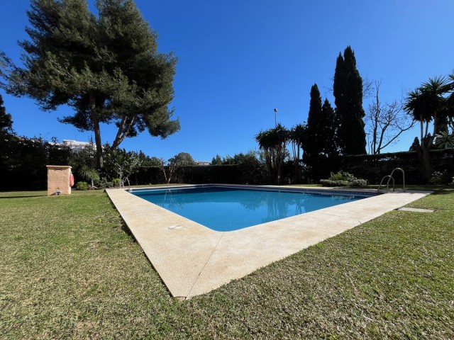 Apartamento con 2 Dormitorios  en Puerto Banús
