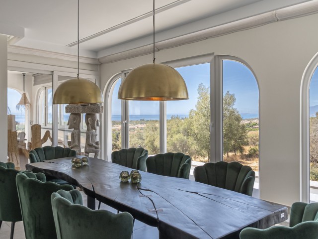 7 Bedrooms Villa in Elviria