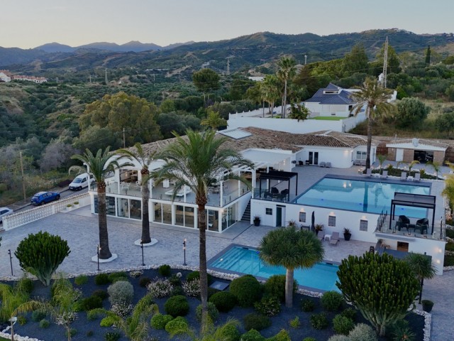 7 Bedrooms Villa in Elviria