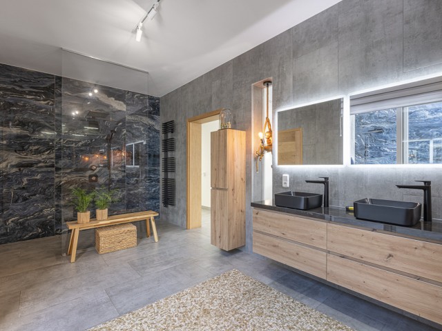 7 Bedrooms Villa in Elviria