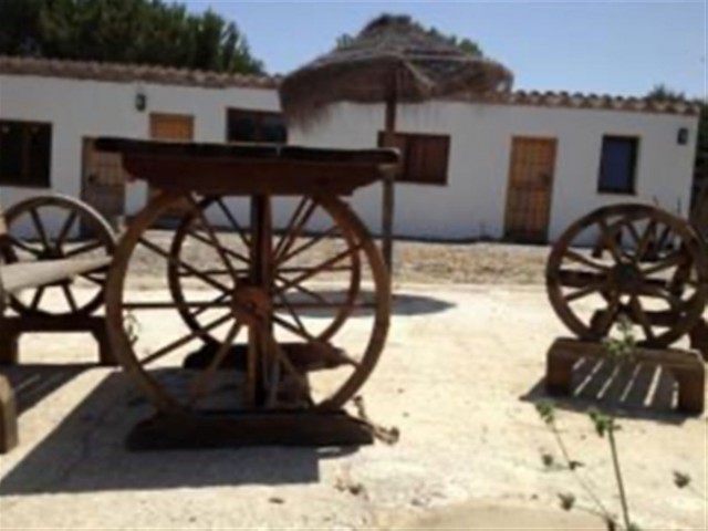 Comercial con 6 Dormitorios  en Casares