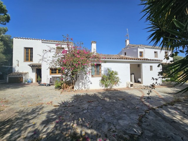 Comercial con 6 Dormitorios  en Casares