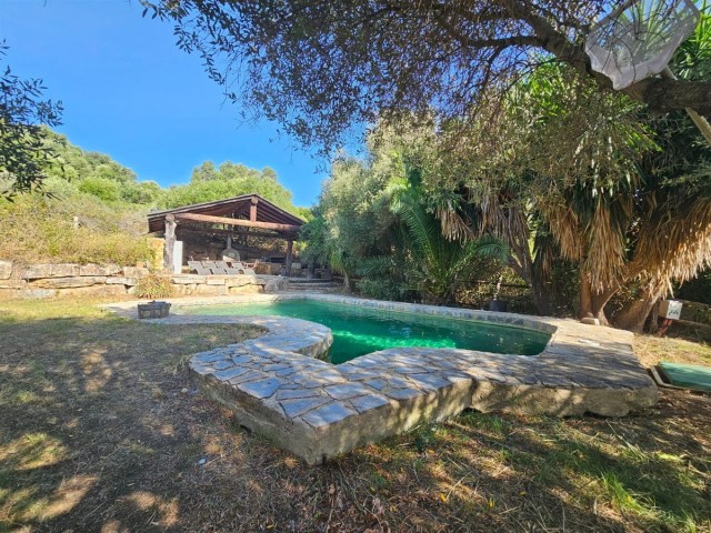Comercial con 6 Dormitorios  en Casares
