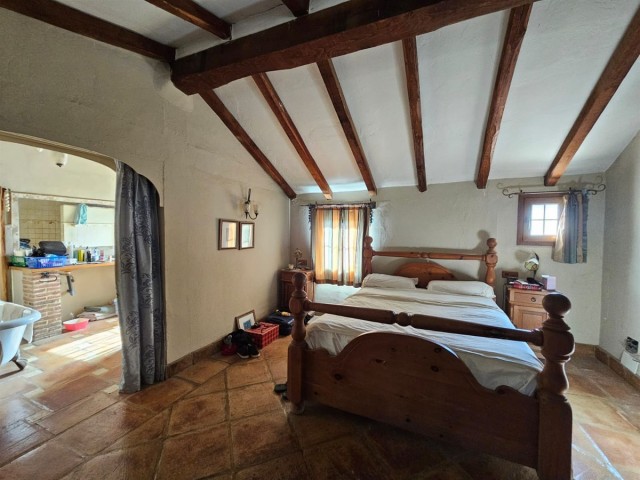 Comercial con 6 Dormitorios  en Casares