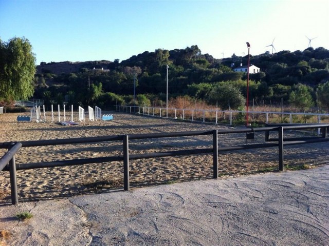 Comercial con 6 Dormitorios  en Casares