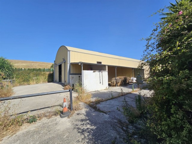Comercial con 6 Dormitorios  en Casares