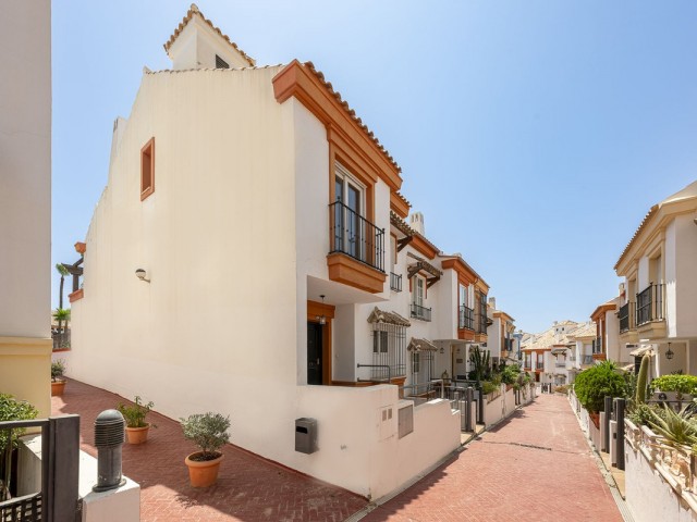 Adosado con 4 Dormitorios  en Marbella