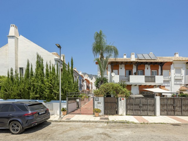 Adosado con 4 Dormitorios  en Marbella