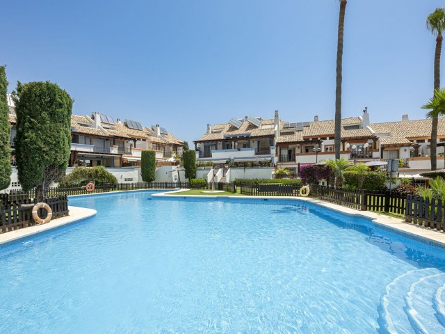 Adosado con 4 Dormitorios  en Marbella