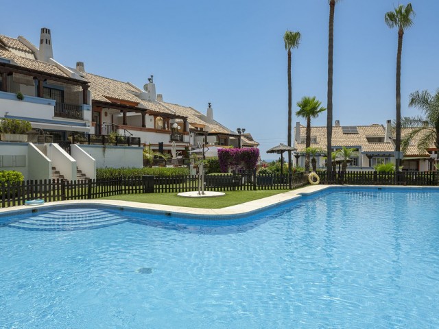 Adosado con 4 Dormitorios  en Marbella