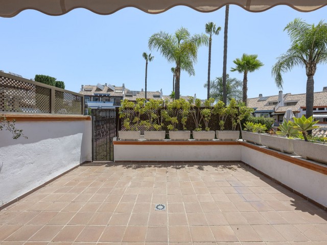 Adosado con 4 Dormitorios  en Marbella