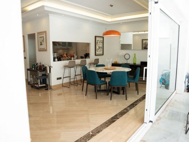 Apartamento con 3 Dormitorios  en Marbella