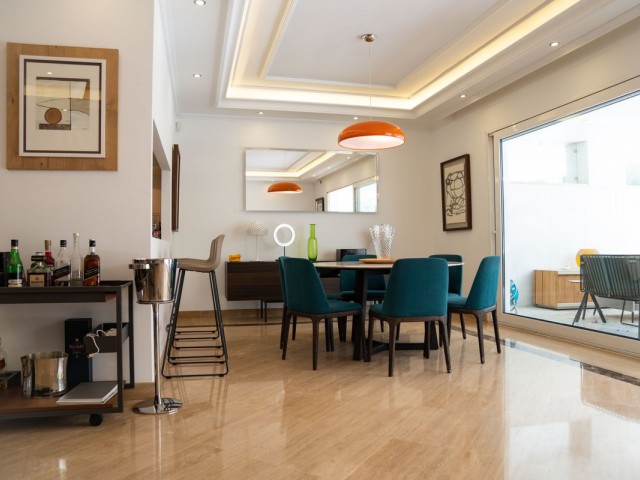 Apartamento con 3 Dormitorios  en Marbella