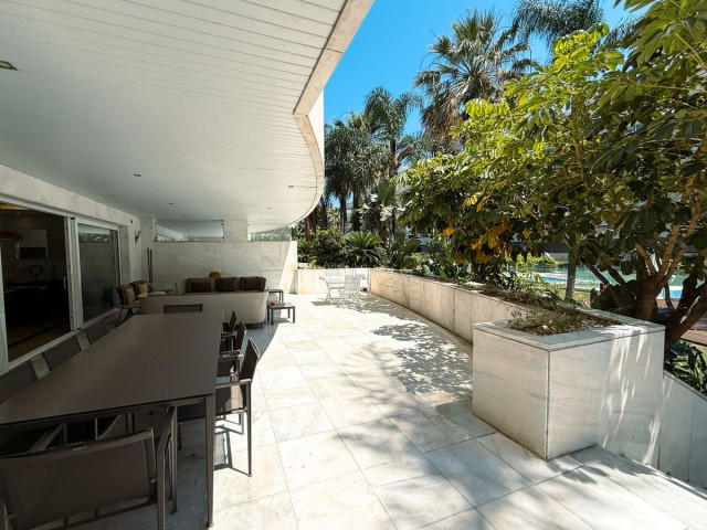 Apartamento con 3 Dormitorios  en Marbella