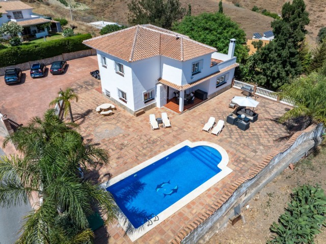 Villa con 4 Dormitorios  en La Cala de Mijas